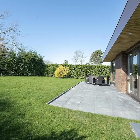 Ferienhaus Charming Bungalow With Garden Sint Maartensvlotbrug