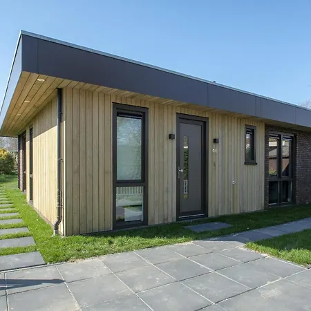 Ferienhaus Charming Bungalow With Garden